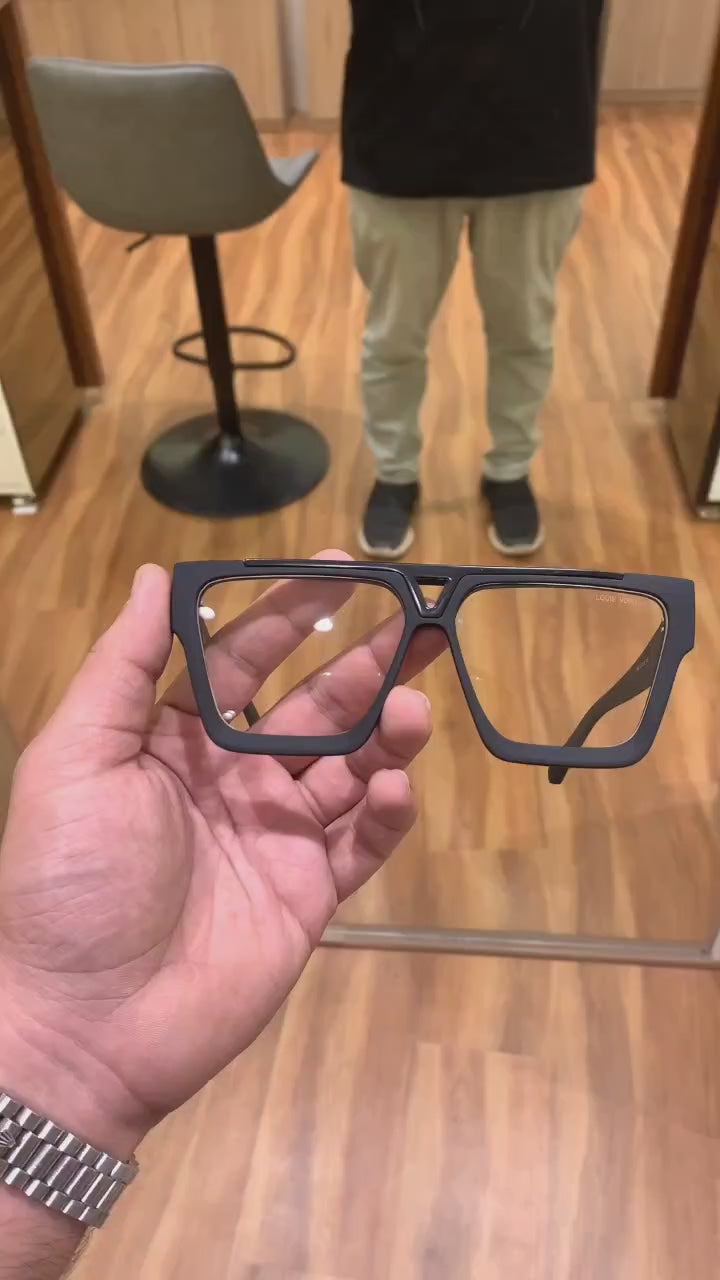 Louis Vuitton 1502 black Plano